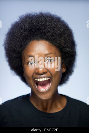 Close-up Portrait der fröhliche junge schwarze Frau mit afro Stockfoto