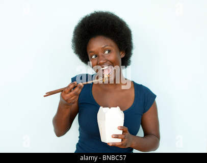Porträt der Frau chinesisches Essen mit Stäbchen zu essen Stockfoto