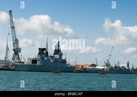 Das neue und das alte die Art 45 Zerstörer HMS Dauntless und alten Typ 42 Zerstörer in Portsmouth Naval Base Stockfoto