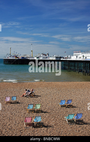Brighton Beach und Pier, Brighton, East Sussex, England, Vereinigtes Königreich Stockfoto