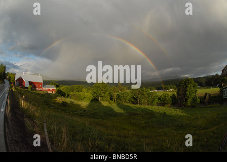 Ein Regenbogen Kreuze am Himmel in der Nähe einer Scheune in Waitsfield, Vermont. Stockfoto