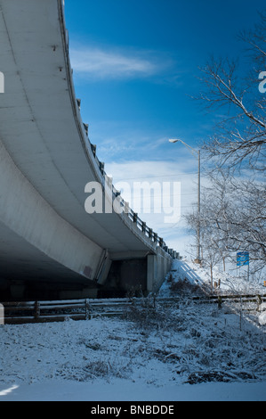 Äußersten Rand einer Brücke über den Fluss Wabash sieht man von unten an einem kalten Wintertag in Lafayette, Indiana Stockfoto