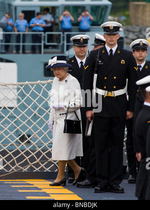 Ihre Majestät Königin Elizabeth II Bewertungen Matrosen an Bord HMCS ST. JOHN während der International Fleet Review in Halifax, NS ist. Stockfoto