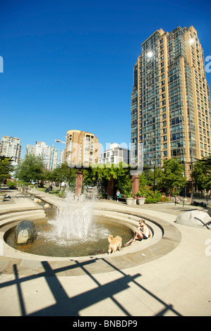 Emory Barnes Park im Stadtteil Yaletown in der Innenstadt von Vancouver BC, Kanada Stockfoto