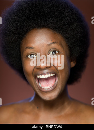 Close-up Portrait der fröhliche junge schwarze Frau lächelnd mit großen Haar Retro-Afro Stockfoto