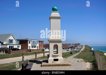 Die Meridian Line & George V Monument, der Promenade, Peacehaven, East Sussex, England, Vereinigtes Königreich Stockfoto