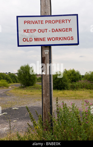 PRIVATE Eigenschaft halten, Gefahr alte MINE Funktionsweise Zeichen an der ehemaligen Zeche Unterkunft The British Torfaen South Wales UK Stockfoto