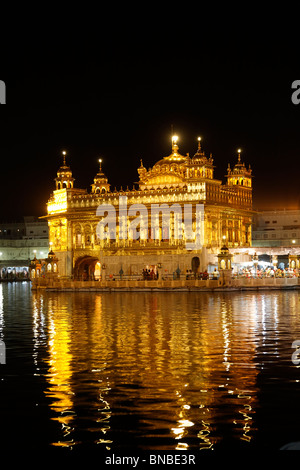 Der Goldene Tempel bei Nacht, Amritsar, Punjab, Indien Stockfoto