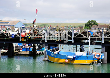 Kleines Fischerboot im Hafen West Quay, Newhaven, Lewes District, East Sussex, England, Vereinigtes Königreich Stockfoto