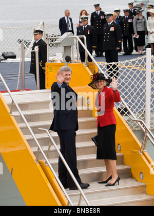 Premierminister Stephen Harper und seine Frau-Welle in den Medien beim boarding HMCS ST. Johns in Halifax, NS. Stockfoto