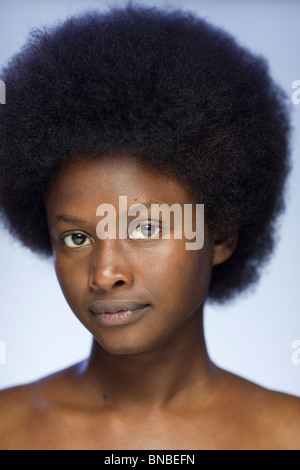 Close-up Portrait von junge Afroamerikanerin mit Retro-Revival-Afro-Haar-Stil Stockfoto