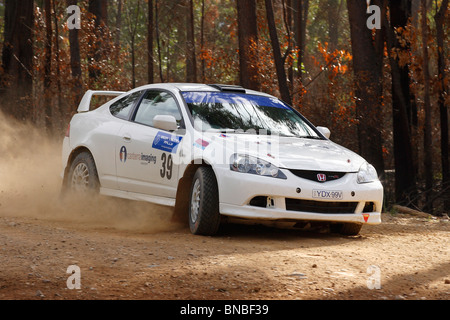 EDEN, NSW - 13. Juni 2010: Meng Chung Nick Vardos an der Bega Valley Rally, Runde 2 der viktorianischen Rallye-Meisterschaften. Stockfoto