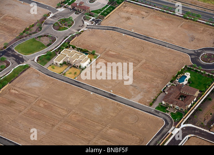 Luftaufnahmen der unfertigen und verlassenen Wohnsiedlungen im Großraum Phoenix, Arizona. Stockfoto