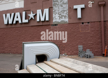 Ein teilweise installierten Wal-Mart Shop Zeichen. Stockfoto