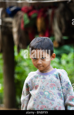 Kleiner Junge stand vor seinem Dorf nach Hause, Mae Sam Laep, Mae Hong Son Provinz, Thailand Stockfoto