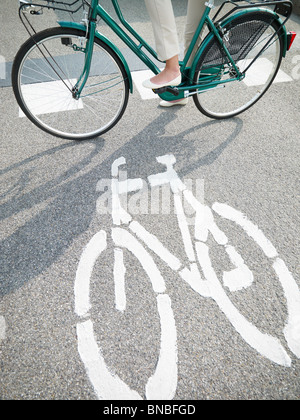 Blick auf weibliche Pendler auf Fahrrad beschnitten Stockfoto