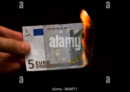 Fünf-Euro-Schein in Brand Stockfoto