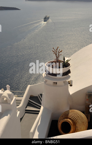 Architektonische Besonderheiten in den Vordergrund, die auf der Suche der Caldera von Santorini Kykladen Griechenland mit Kreuzfahrtschiffen Stockfoto