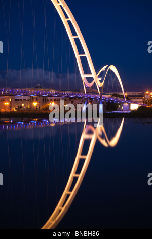 Infinity-Brücke in Stockton-on-Tees in der Abenddämmerung Stockfoto