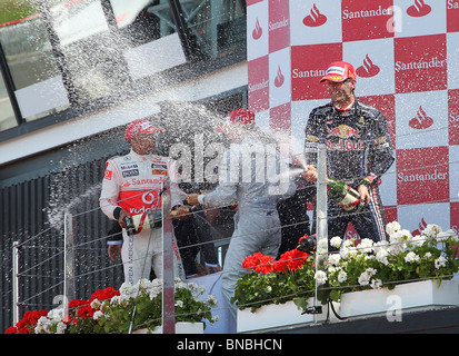 Mark Webber feiert auf dem Podium am Ende des britischen Formel 1 Grand Prix 11. Juli 2010 Stockfoto