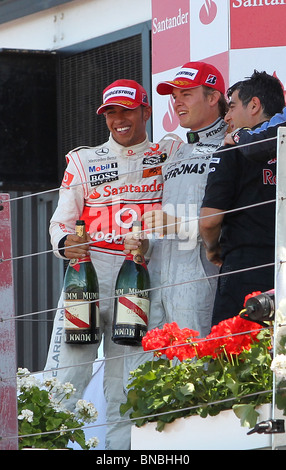 Lewis Hamilton und Nico Rosberg auf dem Podium am Ende des britischen Formel 1 Grand Prix 11. Juli 2010 Stockfoto