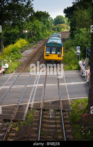 142-Klasse Diesel-Triebzug am Bahnübergang auf der Bahnhofstraße in Billingham Stockfoto