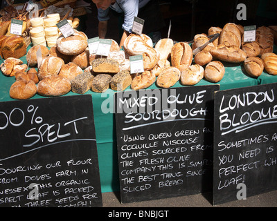 Eine Vielzahl von Brot auf dem Display für den Verkauf auf einen Stand auf Borough Market in London Stockfoto