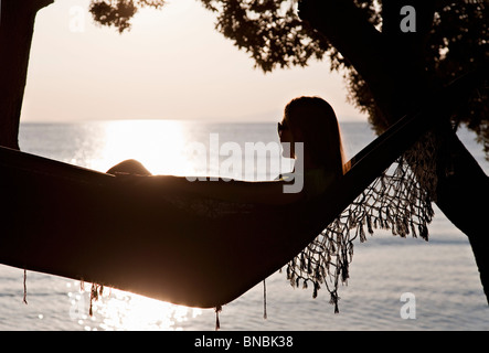 Frau in Hängematte am Strand liegen Stockfoto