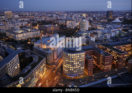 Potsdamer Platz, Stresemannstraße, Bürogebäuden und Skyline von Bezirk Kreuzberg, Tempodrom und Martin-Gropius-Bau, Berlin Stockfoto