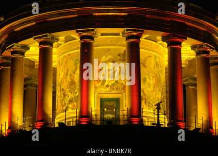 Siegessäule. Siegessauele, Portikus mit Glasmosaik, beleuchtet, während das jährliche Festival of Lights in Berlin, Deutschland. Stockfoto