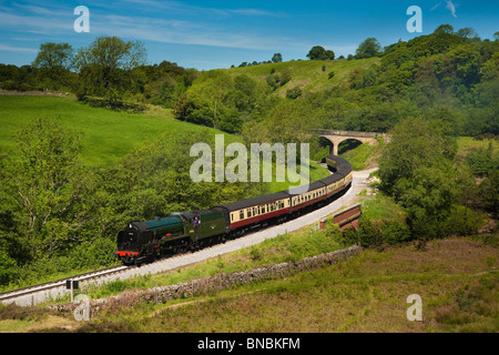 Die 30926 Klasse 4-4-0-Dampfzug auf der Ansatz Biegung in Goathland Station in North Yorkshire. Stockfoto