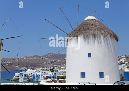 traditionelle Windmühle mit Blick auf Klein-Venedig, Mykonos-Stadt, Insel Mykonos, Cyclades Inseln der Ägäis, Griechenland Stockfoto