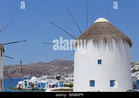 traditionelle Windmühle mit Blick auf Klein-Venedig, Mykonos-Stadt, Insel Mykonos, Cyclades Inseln der Ägäis, Griechenland Stockfoto