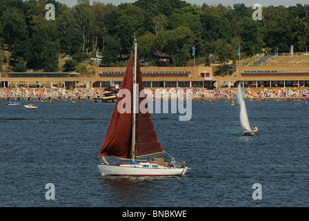 Boote Segeln vor Strandbad Wannsee Strandbad. Bin Grossen Wannsee See, Zehlendorf Bezirk, Berlin, Deutschland, Europa. Stockfoto