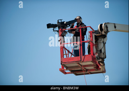 Broadcast TV Kameramann auf erhöhten Plattform, UK Stockfoto