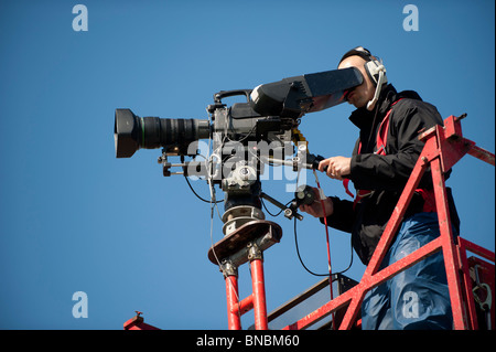 Broadcast TV Kameramann auf erhöhten Plattform, UK Stockfoto