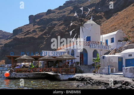 Restaurant am Hafen der Insel Thirassia, Santorini, Cyclades, Ägäische Inseln, Griechenland Stockfoto