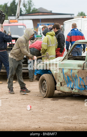 Banger Mechaniker Rennfahrer Schrott Junk-altes Auto mit Vorschlaghammer Sledge Hammer Reparatur Reparatur Wartung Cowboy Autos schlagen Stockfoto