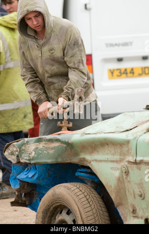 Banger Mechaniker Rennfahrer Schrott Junk-altes Auto mit Vorschlaghammer Sledge Hammer Reparatur Reparatur Wartung Cowboy Autos schlagen Stockfoto