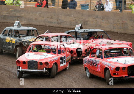 unbegrenzte Banger racing zerschlagen Autos Autowerkstatt Auto Autos Karosserie Körper Arbeit Rennen Rennen Abriss Zerstörung Derb Reparatur Stockfoto