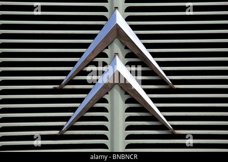 Abzeichen Sie auf Heizkörper von alten Citroen van, London Stockfoto