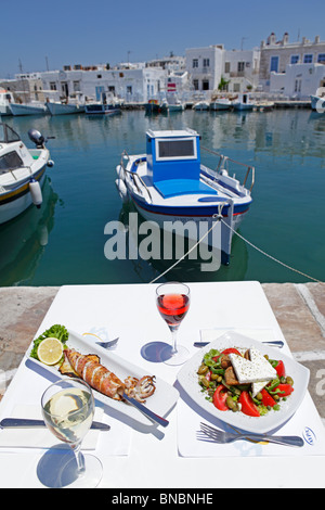 Griechisches Essen in einem Restaurant am Hafen der Insel Paros, Naoussa, Cyclades, Ägäische Inseln, Griechenland Stockfoto