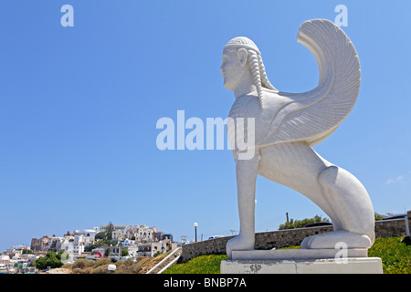 eine Sphinx mit Blick auf den Hafen von Naxos-Stadt, Insel Naxos, Cyclades, Ägäische Inseln, Griechenland Stockfoto