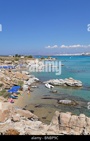 Strand von Kolimbithres Bucht, im Hintergrund Naoussa, Insel Paros, Cyclades, Ägäische Inseln, Griechenland Stockfoto