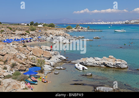 Strand von Kolimbithres Bucht, im Hintergrund Naoussa, Insel Paros, Cyclades, Ägäische Inseln, Griechenland Stockfoto