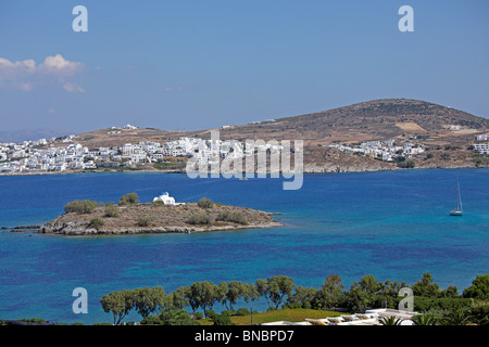 eine kleine Insel in Kolimbithres Bucht, im Hintergrund Naoussa, Insel Paros, Cyclades, Ägäische Inseln, Griechenland Stockfoto