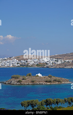 eine kleine Insel in Kolimbithres Bucht, im Hintergrund Naoussa, Insel Paros, Cyclades, Ägäische Inseln, Griechenland Stockfoto