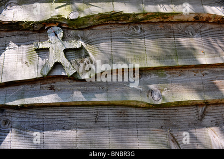 Holzfigur auf hölzernen Hintergrund Stockfoto