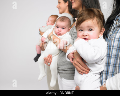 Babys in armen Mütter Stockfoto