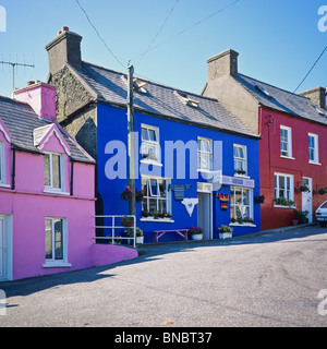 BEMALTE HÄUSER EYERIES BEARA HALBINSEL COUNTY CORK, IRLAND Stockfoto